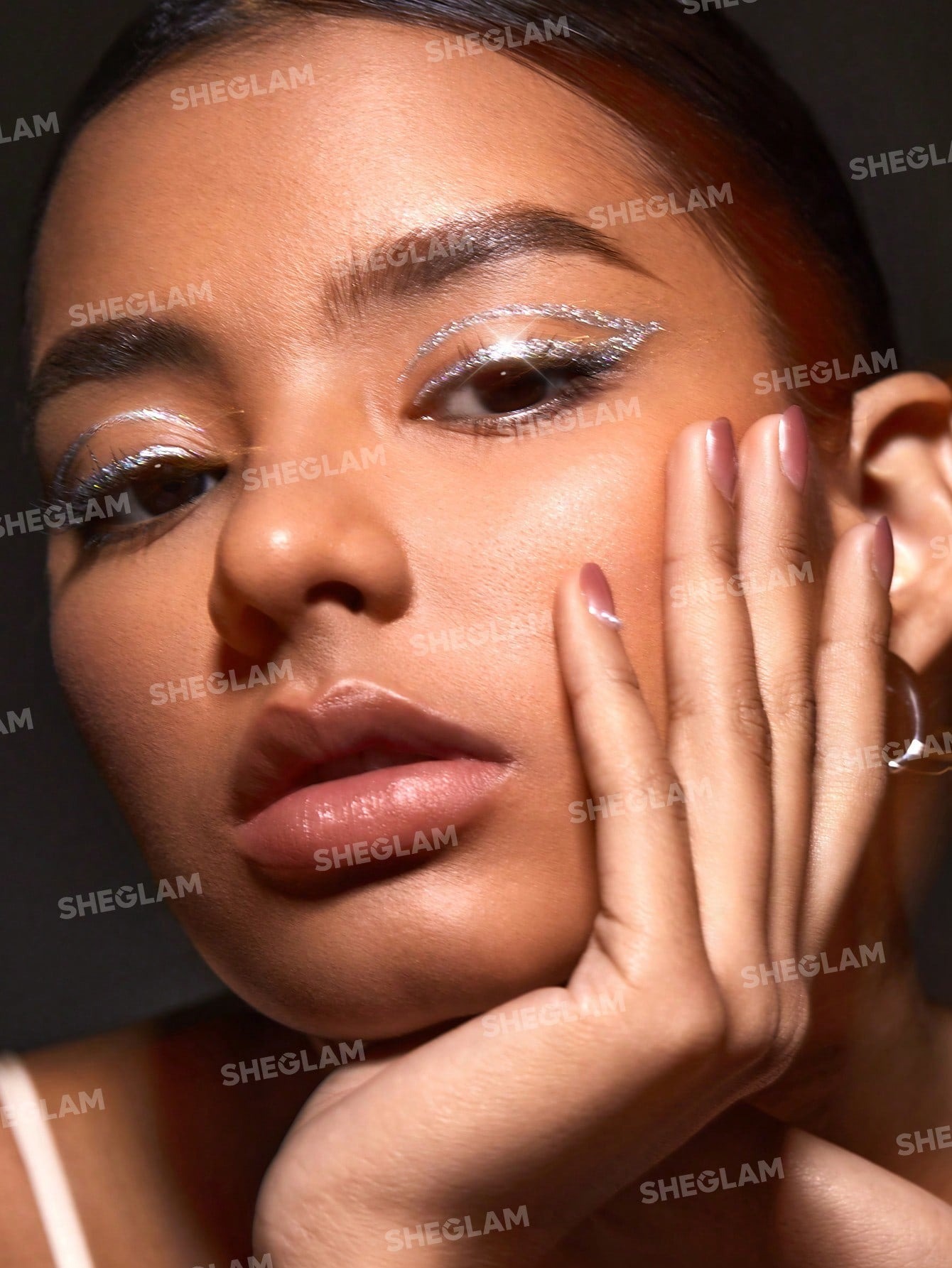 خط چشم و سایه گلیتری شیگلم مدل Disco Ball 2 خط چشم و سایه گلیتری شیگلم مدل Disco Ball